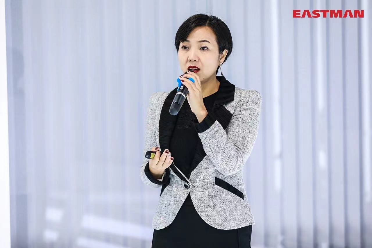 伊士曼高性能膜亚太区技术总监王丽亚向现场嘉宾讲解亚太应用开发中心